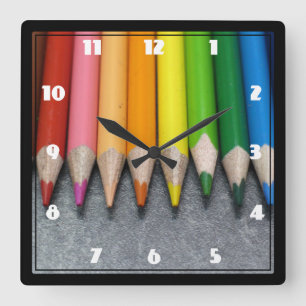 Horloge Carrée Une rangée des crayons colorés