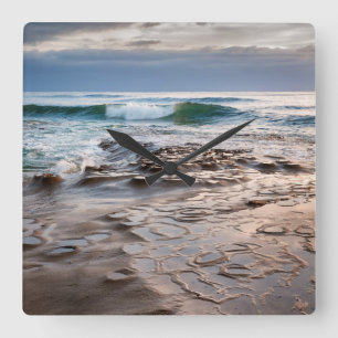 Horloge Carrée Vague de rupture sur la plage, Californie