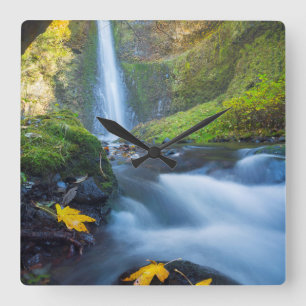 Horloge Carrée Vertical panorama view of tunnel Falls