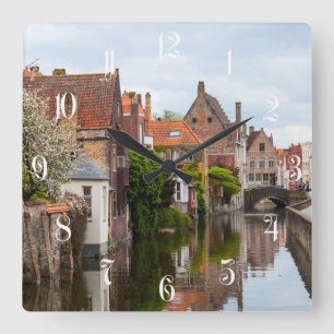 Horloge Carrée Vieilles maisons en Bruges, Belgique