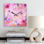 Horloge Carrée Vintage or rose rose floral aquarelle romantique c<br><div class="desc">Des chiffres gras, blancs et faciles à lire, ainsi que des fleurs d'aquarelle rose, violet et bleue, superposent le script or sur un magnifique arrière - plan veiné rose, violet et or. Aménagez votre chambre préférée avec cette horloge murale chic, étonnante et élégante. Vous avez le choix entre un visage...</div>