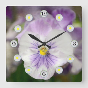 Horloge Carrée Violas violettes et blanches par Shirley Taylor