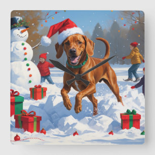 Horloge Carrée Vizsla courant dans la neige avec un chapeau de No