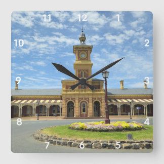Horloge Carrée Voyage à travers le temps à la gare d'Albury