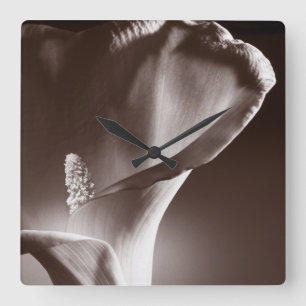 Horloge Carrée White Calla Lily Flower Black Background