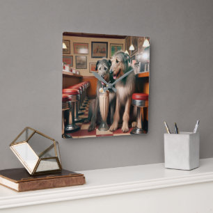 Horloge Carrée Wolfhounds irlandais dans un dîner rétro