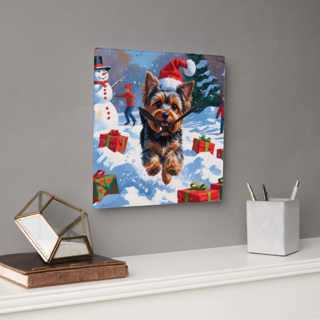 Horloge Carrée Yorkshire Terrier en neige avec Casquette de Noël (Bureau)