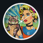 Horloge Cartoon Comic Pop Art Femmes tenant un chat<br><div class="desc">Art de la bande dessinée rétro pop art réalisé avec une femme du milieu du siècle tenant un chat mignon. Un art lumineux et coloré.</div>