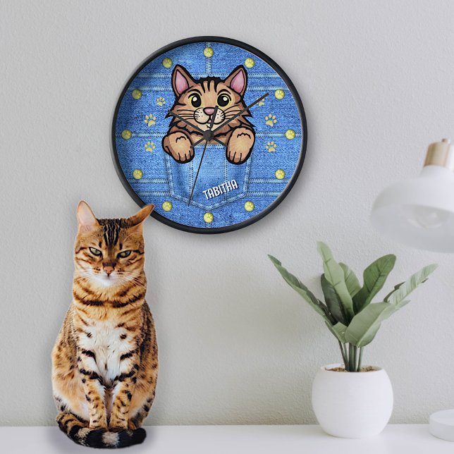 Horloge Chat Brown dans la poche Faux Denim avec nom perso (Créateur téléchargé)