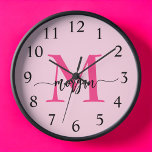 Horloge Chaud rose moderne Script Girl Monogramme Nom<br><div class="desc">Faites une déclaration audacieuse dans votre espace avec notre Hot rose Modern Script Girly Monogramme Nom Large Horloge! Doté d'un design rose vif et personnalisé avec votre nom dans un élégant script moderne, cette horloge ajoute une touche élégante et personnelle à toutes les chambres. Parfait pour les chambres, les bureaux...</div>
