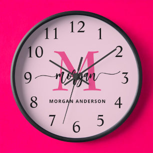 Horloge Chaud rose moderne Script Girl Monogramme Nom