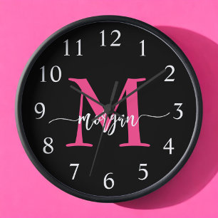 Horloge Chaud rose noir moderne Script Girl Monogramme Nom