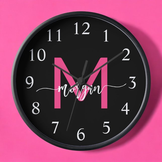 Horloge Chaud rose noir moderne Script Girl Monogramme Nom (Créateur téléchargé)