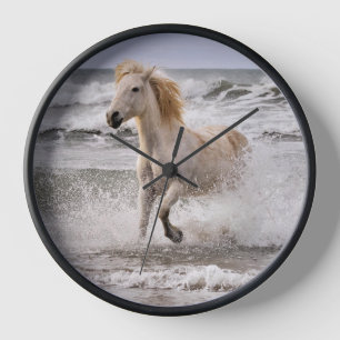 Horloge Cheval de Camargue sortant des vagues