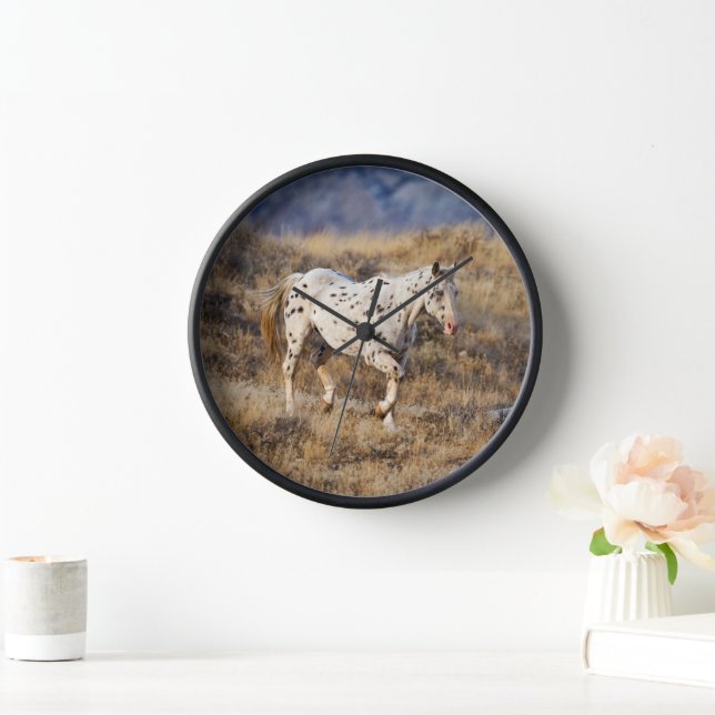 Horloge Cheval errant dans les collines panoramiques de Bi (Maison)