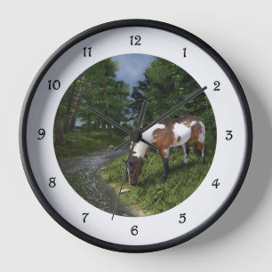 Horloge Cheval Paint par le ruisseau de la forêt