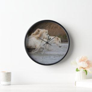 Horloge Chevaux blancs de Camargue courant dans l'eau