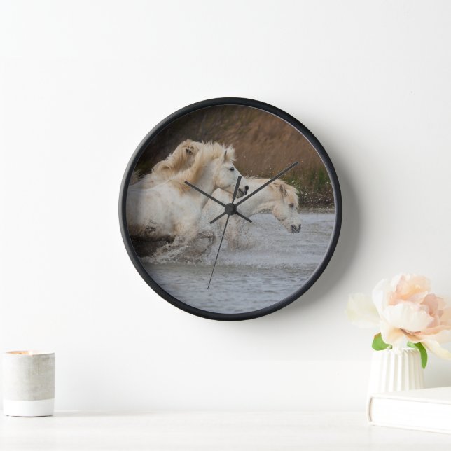 Horloge Chevaux blancs de Camargue courant dans l'eau (Maison)