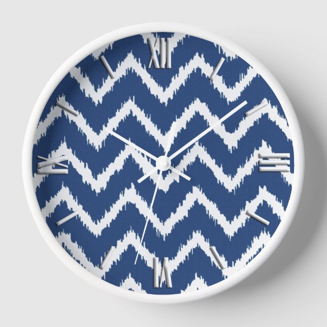 Horloge Chevrons Ikat - Bleu marine et blanc (Recto)