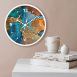 Horloge Chic en marbre glacé aquarelle or turquoise orange<br><div class="desc">Des chiffres graphiques blancs recouvrent une riche aquarelle abstraite, glam, or veiné, bleu turquoise et jaune orange sur cette horloge murale élégante, tendance, moderne. Vous avez le choix entre un visage rond ou carré. Faites une déclaration accueillante et élégante où qu’elle soit accrochée. Un grand ajout à votre salon ou...</div>