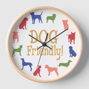 Horloge Chien amical avec différentes races en couleurs