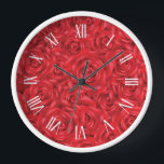 Horloge Chiffres blancs motifs de roses rouges<br><div class="desc">Juste à temps pour la Saint-Valentin,  une perle de roses rouges dans un motif sans couture avec des chiffres romains blancs</div>