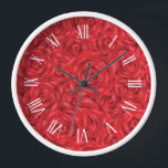 Horloge Chiffres blancs motifs de roses rouges<br><div class="desc">Juste à temps pour la Saint-Valentin,  une perle de roses rouges dans un motif sans couture avec des chiffres romains blancs</div>