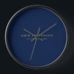 Horloge Couleurs d'or bleu Professional Classic Plain<br><div class="desc">Représenter ce design moderne et élégant. Ce modèle peut être customisé pour répondre à tous les métiers professionnels.</div>
