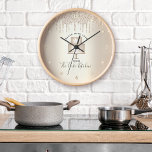 Horloge Cuisine boulangerie Pâtisserie Chef Dessert Partie<br><div class="desc">Faites une impression élégante avec cette horloge murale de nom personnalisé, élégante, sophistiquée, simple et moderne. Un gâteau scintillant à champagne or 2 couches, une typographie manuscrite et des gouttes de parties scintillant superposent un arrière - plan faux métal doré au champagne. Personnalisez avec votre nom complet, votre entreprise ou...</div>