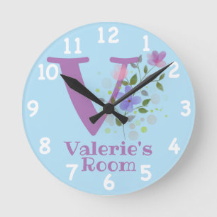Horloge dans un design floral avec nom et initiale