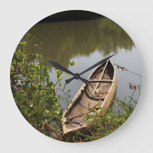 horloge de canoë sur le lac