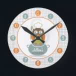Horloge de cuisine personnalisée Chef Hibou<br><div class="desc">Une horloge illustrant une chouette portant le casquette d'un chef. Le hibou tient une cuillère et est perché sur un pot bleu. Personnalisez avec votre nom sur l'illustration. L'horloge comporte des nombres blancs sur des points bleus et oranges.</div>