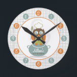 Horloge de cuisine personnalisée Chef Hibou<br><div class="desc">Une horloge illustrant une chouette portant le casquette d'un chef. Le hibou tient une cuillère et est perché sur un pot bleu. Personnalisez avec votre nom sur l'illustration. L'horloge comporte des nombres blancs sur des points bleus et oranges.</div>