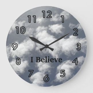 Horloge de l'église des nuages du ciel