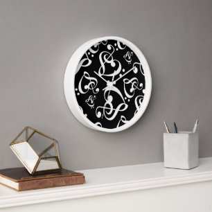 Horloge de motif de musique de coeurs de clef
