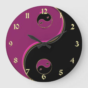 Horloge de Yin Yang dans le noir et les roses
