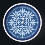 Horloge Décor Orné Vintage fleuri en bleu<br><div class="desc">Ce joli design d'horloge bleu et bleu clair aux murs est orné d'un motif Art Déco/Art Nouveau vintage du début du XXe siècle. Les fleuris à la feuille sont en bleu clair, encadrés par un cercle blanc avec de petits carrés pour marquer le temps et un bord en bleu foncé....</div>