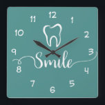 Horloge du bureau des dentistes<br><div class="desc">Décor moderne de bureau Dentist horloge dans un design branché, y compris un symbole de dent et un graphique sourire conçu avec typographie graphique stylisée et la couleur arrière - plan que vous pouvez changer si vous avez besoin. Conçu pour un cabinet dentaire pour encourager le sourire et une attitude...</div>
