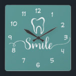 Horloge du bureau des dentistes<br><div class="desc">Décor moderne de bureau Dentist horloge dans un design branché, y compris un symbole de dent et un graphique sourire conçu avec typographie graphique stylisée et la couleur arrière - plan que vous pouvez changer si vous avez besoin. Conçu pour un cabinet dentaire pour encourager le sourire et une attitude...</div>