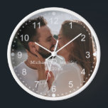 Horloge écriture classique jour de mariage photo ronde<br><div class="desc">photo par freepik.com élégant jour de mariage photo horloge,  avec script classique et police blanche,  personnalisée.</div>