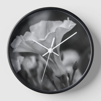 Horloge Élégance intemporelle : Floral noir et blanc