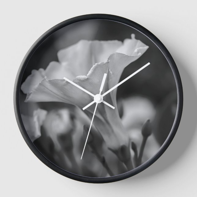 Horloge Élégance intemporelle : Floral noir et blanc (Recto)