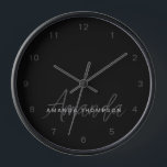 Horloge Élégant Moderne Personnalisé Avec Le Nom Monogramm<br><div class="desc">Élevez votre décor de maison avec notre Blackout Sleek Elégant Moderne Personnalisé Avec Nom Monogram Horloge. Cette horloge murale finement conçue mêle harmonieusement esthétique contemporaine et touche personnalisée, ce qui en fait un complément élégant et fonctionnel à toute pièce. Doté de votre nom et d'un monogramme dans un style noir...</div>