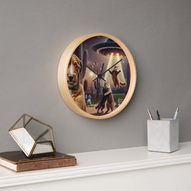 Horloge Enlèvement d'ovnis de chat avec un chien inquiet d (Bureau)
