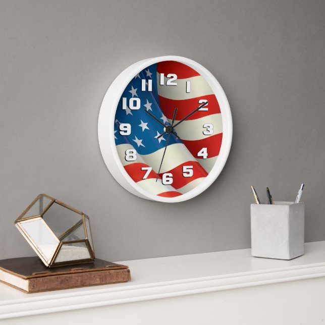 Horloge Étoiles et rayures brandissant le drapeau américai (Bureau)