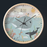 Horloge Filles mignonne Baleine d'océan Illustration Enfan<br><div class="desc">Cette horloge pour enfant mignonne et capricieuse présente une jolie illustration océanique, avec un espadon, un crabe, un orque, un poisson et des algues, et vous permet d'ajouter le nom de votre fille dans une police manuscrite. L'ajout parfait sur le thème de l'océan à la chambre de votre petit ou...</div>