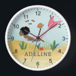 Horloge Filles mignonnes et magiques sous la mer Sirène en<br><div class="desc">Cette horloge mignonne et capricieuse pour enfants présente une sirène magique sous la mer portant un Afro naturel et une queue rose, avec un poisson assorti sur le dos. Le sac peut être personnalisé avec votre nom de fille, le cadeau parfait pour tous les amateurs de sirènes, un décor parfait...</div>