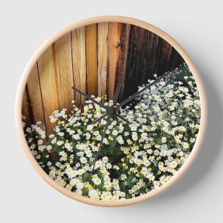 Horloge Fleurs blanches & clôture patinée (bordure en bois