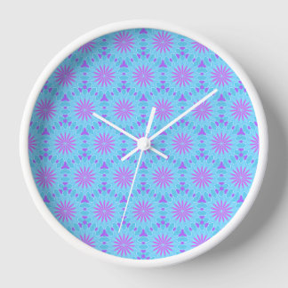 Horloge Fleurs Magenta avec forme bleu ciel et violet