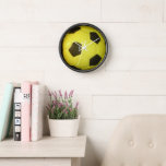 Horloge Football Jaune et Noir (Football)<br><div class="desc">L'art du football Jaune et Noir (soccer) Cette oeuvre d'art capture l'essence énergétique du football (soccer) avec une vue rapprochée d'une boule jaune et noire aux couleurs vives. Le panneau pentagonal et hexagonal emblématique, synonyme du sport, est clairement visible, évoquant l'excitation des matchs dans les stades du monde entier. Ce...</div>